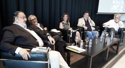 Desde la izquierda, Jorge F. Hernández, Juan Cruz, Luz Sánchez-Mellado, Luis Landero y Julio Llamazares, este jueves en la presentación de 'Un golpe de vida', en el Círculo de Bellas Artes de Madrid.