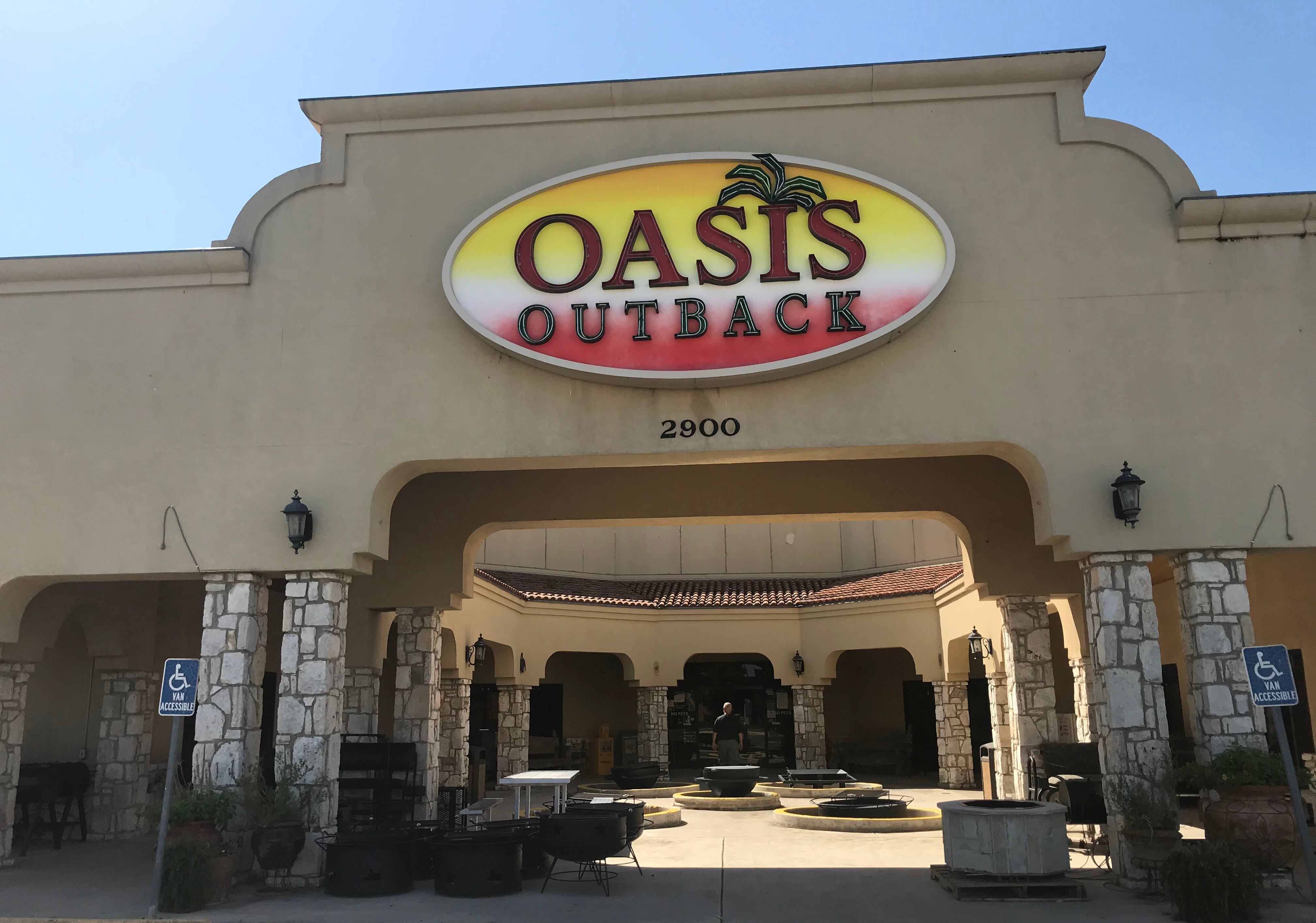 Exterior de Oasis Outback, la tienda donde el estudiante Salvador Ramos adquirió el armamento con el que mató 19 niños y dos profesores.
