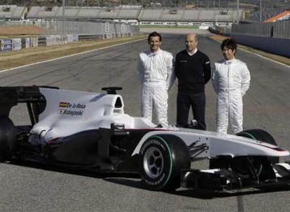 De la Rosa posa con Peter Sauber y Kovayashi al lado de su nuevo coche.