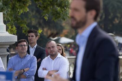 Ángel Carromero sigue la intervención de Pablo Casado en Madrid.