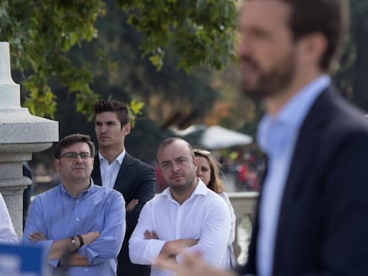 Ángel Carromero sigue la intervención de Pablo Casado en Madrid.