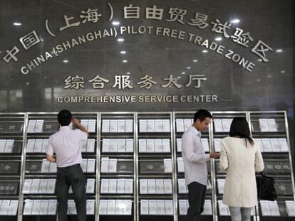 Visitantes recogen folletos en el centro de informaci&oacute;n de la nueva zona de libre comercio en Shanghai.