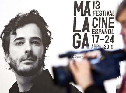 Uno de los carteles del Festival de Cine Español de Málaga con la imagen del realizador Gonzalo López Gallego, ayer durante la presentación.