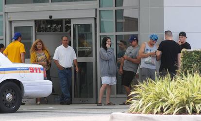 Amigos y familiares esperan información fuera del Centro Médico Regional de Orlando, sobre sus seres queridos, que puedan haber sido víctimas del tiroteo masivo en el club nocturno Pulso.