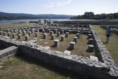 Zona de los 'horrea' o graneros del campamento de Aquis Querquennis, con sus correspondientes pies para aislar las reservas del suelo.