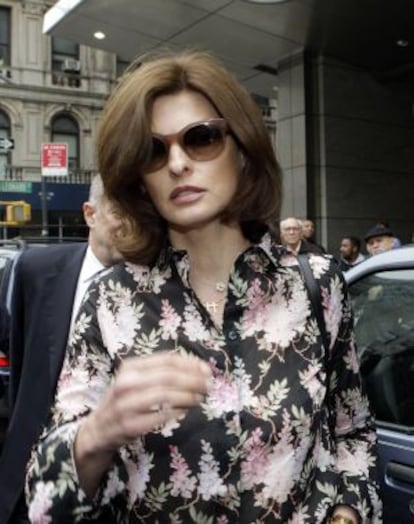 Linda Evangelista, a la salida del juzgado de Nueva York en el que se dirimía la manutención que recibiría Augustus, el hijo que tuvo la modelo con el empresario François-Henri Pinault.