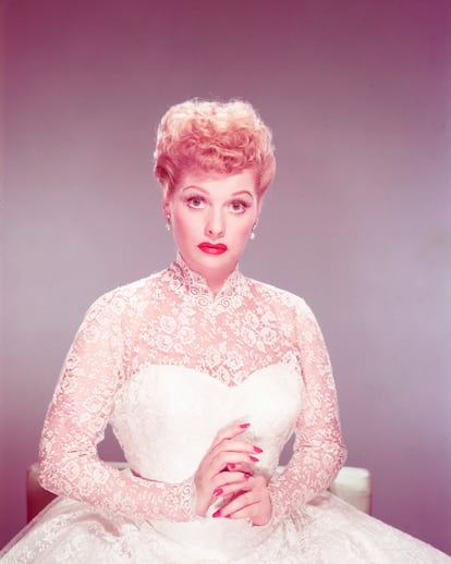 El esmalte en rojo cereza fue un sello de identidad de la estética ‘old fashion’ de la cómica Lucille Ball.FOTO: GETTY IMAGES.