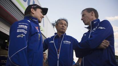 Lorenzo (i) habla en Motegi, Jap&oacute;n, con Lin Jarvis (d).