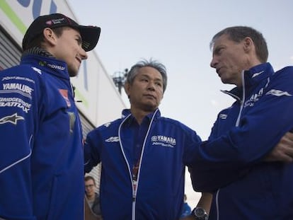 Lorenzo (i) habla en Motegi, Jap&oacute;n, con Lin Jarvis (d).