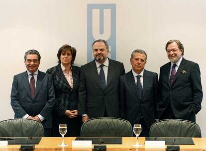 De izquierda a derecha: Augusto Delkader, consejero delegado de Unión Radio; Maite Ballester, consejera delegada de 3i; Ignacio Polanco, presidente de PRISA; Javier de Godó, presidente del Grupo Godó, y Juan Luis Cebrián, consejero delegado de PRISA.