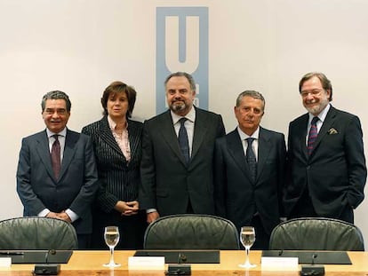 De izquierda a derecha: Augusto Delkader, consejero delegado de Unión Radio; Maite Ballester, consejera delegada de 3i; Ignacio Polanco, presidente de PRISA; Javier de Godó, presidente del Grupo Godó, y Juan Luis Cebrián, consejero delegado de PRISA.