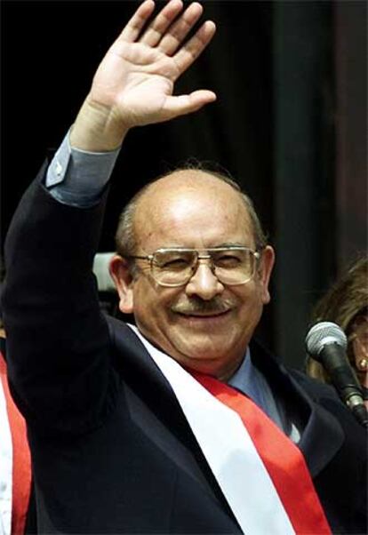 Valentín Paniagua saluda tras asumir la presidencia de Perú el 22 de noviembre de 2000.