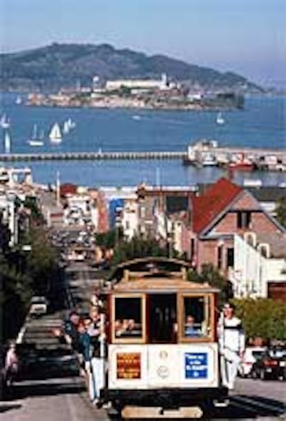 Los tranvías, monumento histórico, surcan desde  1873 las calles de San Francisco; al fondo, la bahía y la isla de Alcatraz.