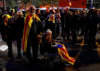 Varios manifestantes en la marcha independentista convocada por ANC en protesta por la celebración del Consejo de Ministros en Barcelona.