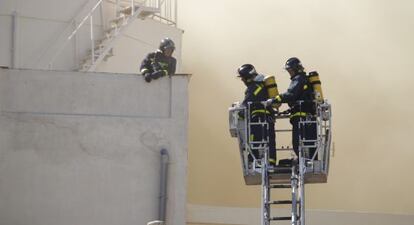 Los bomberos trabajan para extinguir el fuego del Alcázar.