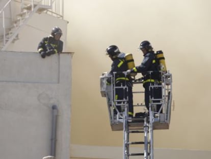 Los bomberos trabajan para extinguir el fuego del Alcázar.