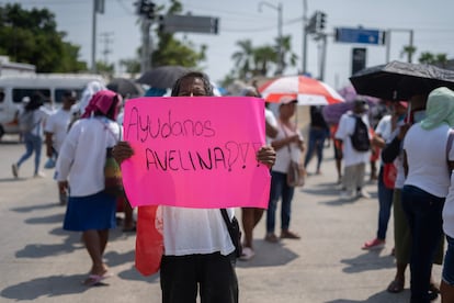 Habitantes y trabajadores de playa en la Zona Diamante protestaron durante para recibir apoyos gubernamentales.