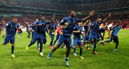 El equipo francés celebra la victoria en Turquía.