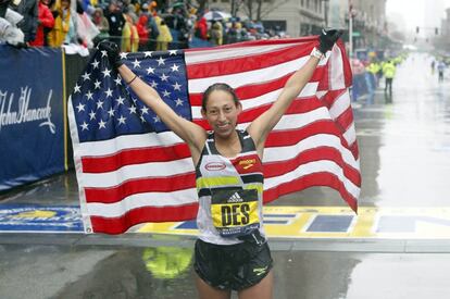 Desiree Linden al cruzar la línea de llegada.