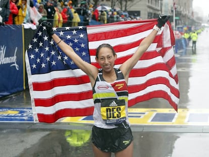 Desiree Linden al cruzar la línea de llegada. 