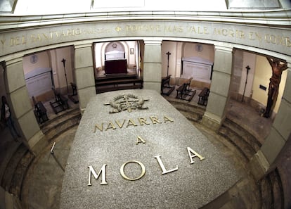 Tumba del general Emilio Mola en el Monumento a los caídos de Pamplona. Fue exhumado en 2016.