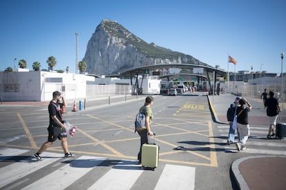 Varias personas caminan frente a la frontera de Gibraltar, este lunes.