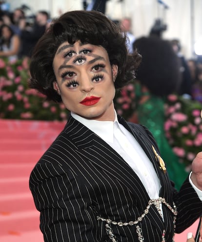 Ezra Miller
Podemos asegurar que el actor ya era todo un icono camp antes de acudir a la gala de esta noche… pero sobre esta inolvidable alfombra rosa ha sido la mejor prueba de que los hombres están definitivamente a la altura en el mundo del maquillaje
Si bien su elegante traje de Burberry ha sido todo un acierto, lo más sorprendente ha sido la ilusión óptica de tener siete ojos creada con su maquillaje. Ha llevado, además, una máscara (para jugar el doble), labios rojos y manicura blanca. Un 10.