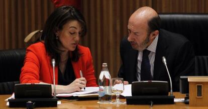 El secretario general y presidente del grupo parlamentario socialista, Alfredo P&eacute;rez Rubalcaba, junto a la portavoz, Soraya Rodr&iacute;guez, en la reuni&oacute;n de grupo. 