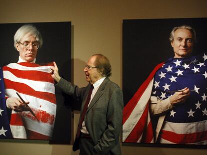 Alberto Schommer, ayer, en el Museo de Bellas Artes entre los retratos de Andy Warhol y Roy Lichtenstein.