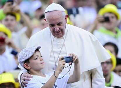 El papa Francisco posa para una fotografía con un niño durante el encuentro con miles de monaguillos en la Plaza de San Pedro, Ciudad del Vaticano, el 4 de agosto de 2015.