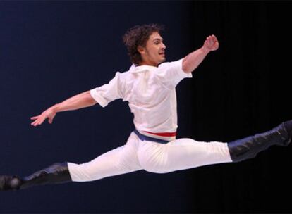 El bailarín ruso Iván Vasiliev, durante su actuación en el homenaje a Maya Plisétskaya en el Festival Jardins de Cap Roig, en Girona.