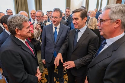 José Luis Escrivá (i), recibe la felicitación del presidente del BBVA, Carlos Torres (2d). 
