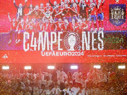 Soccer Football - Euro 2024 - Spain Parade after winning Euro 2024 - Madrid, Spain - July 15, 2024 General view of Spain's players and staff with the trophy during celebrations on Plaza Cibeles after winning Euro 2024 REUTERS/Juan Medina