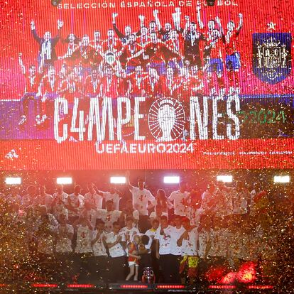 Soccer Football - Euro 2024 - Spain Parade after winning Euro 2024 - Madrid, Spain - July 15, 2024 General view of Spain's players and staff with the trophy during celebrations on Plaza Cibeles after winning Euro 2024 REUTERS/Juan Medina