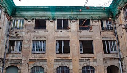 Fachada del edificio de la H en febrero de 2011, antes del comienzo de las obras de remodelación.