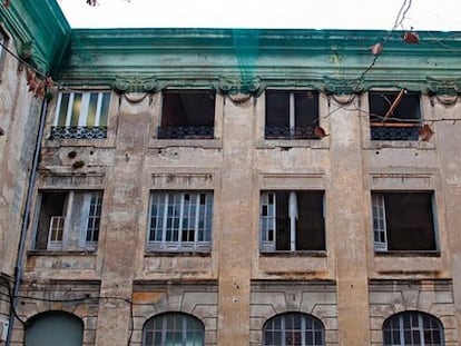 Fachada del edificio de la H en febrero de 2011, antes del comienzo de las obras de remodelación.