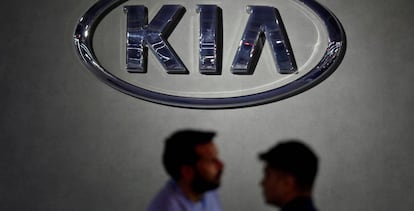 Logotipo de KIA en una feria de automoción.