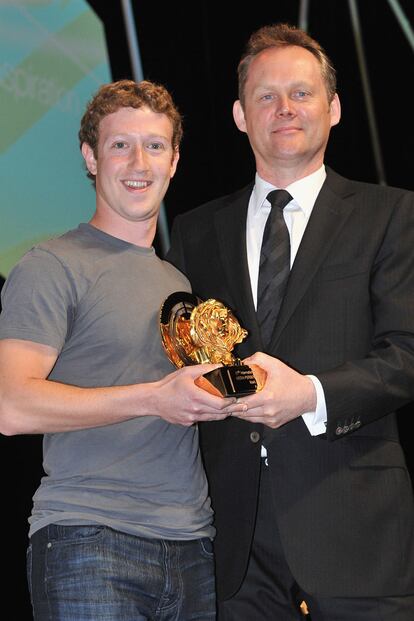 Para recoger un premio... 
	

	Para Zuckerberg recibir un galardón no dista mucho de ir a por el pan o pasar una tarde dándole a la programación. Ni dress code ni pamplinas.