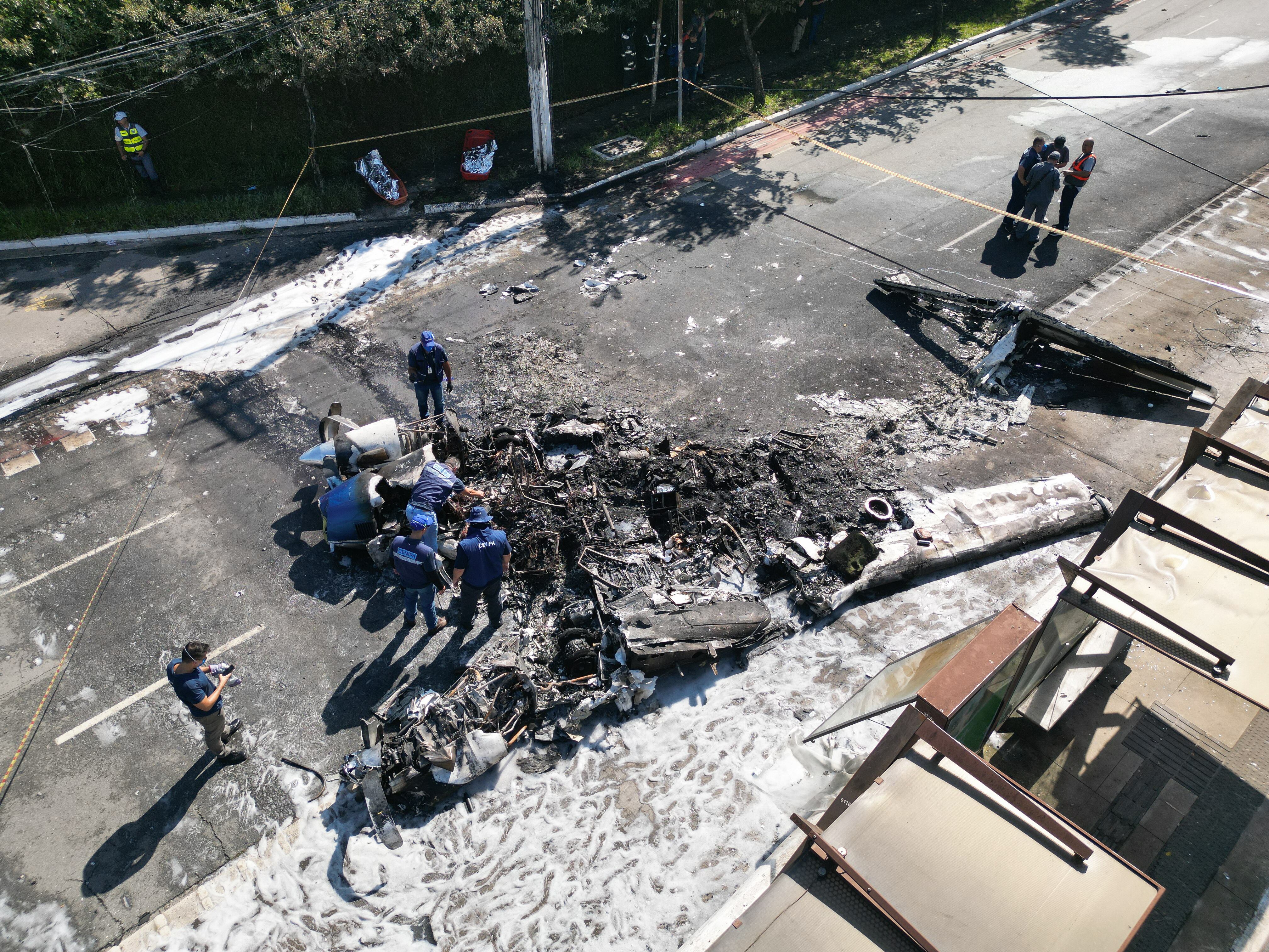 Dos muertos y varios heridos al estrellarse una avioneta en una avenida de São Paulo