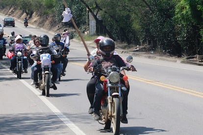 Varias personas desplazadas por la violencia de la regin del Catatumbo se movilizan en una caravana de carros y motos con banderas y globos blancos, buscando llegar a Ccuta, el 19 de enero de 2025.