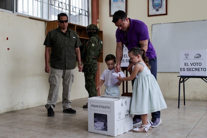 Daniel Noboa vota en un colegio electoral en Olón, Ecuador.