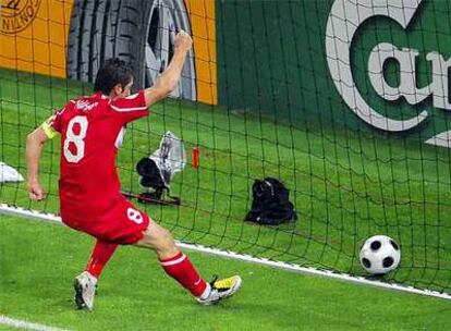 Nihat, tras marcar el segundo gol de Turquía.