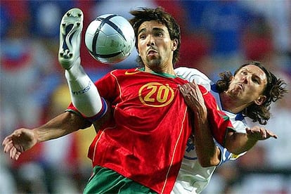 Deco, en un partido con Portugal.