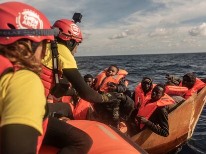 El primer rescate en el Mediterráneo del año 2024. Uno de los momentos más tensos del rescate ocurrió al intentar embarcar a Amala, el bebé que viajaba junto a su madre embarazada de dos meses. Amala nació en Libia y ahora está a salvo en Italia.