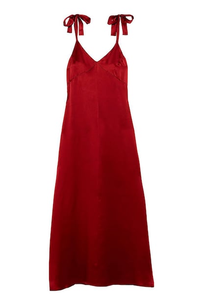 Vestido rojo de aires lenceros con detalle de lazadas en los hombros. Es de la colección de Reformation para Net-a-porter (c.p.v.)