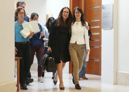 Ellen Pao, derecha, a la salida del juicio, se ha convertido en un s&iacute;mbolo de la lucha contra la discriminaci&oacute;n de g&eacute;nero en Silicon Valley.