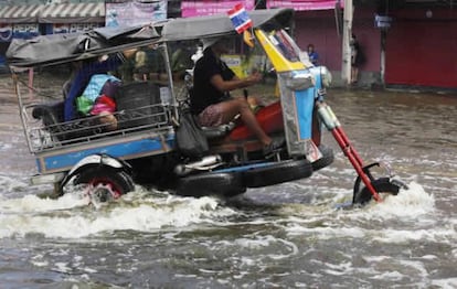 Las inundaciones en Tailandia continúan. Bangkok sigue anegada y han muerto 400 personas