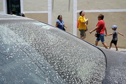 Aún no se tienen previstas evacuaciones, aunque las recomendaciones sí incluyen permanecer el máximo tiempo dentro de casa en las áreas cercanas al volcán, cubrir nariz y boca al salir, limpiar ojos y garganta con agua pura, utilizar lentes de armazón y evitar los de contacto para reducir la irritación ocular, y cerrar ventanas y puertas, o cubrirlas lo más posible. En la imagen, un automovil cubierto de ceniza volcánica, en la ciudad poblana de Atlixco. 