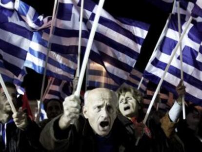 Seguidores del partido xen&oacute;fobo Aurora Dorada gritan en una concentraci&oacute;n frente al Parlamento griego. 
