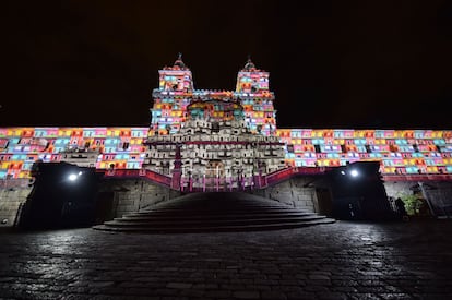 El trabajo del artista francés Laurent Langlois 'Patrimonio' se proyecta sobre la iglesia de San Francisco, en el centro histórico de Quito.